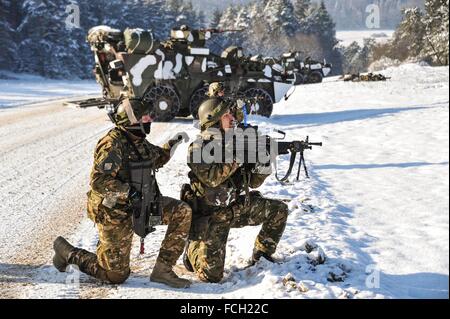 Hohenfels, base de l'Armée de l'Allemagne. 21 janvier, 2016. Soldats slovènes avec la 3ème compagnie, 10e Régiment durant la formation de la situation pendant l'exercice Allied Spirit IV à la zone d'entraînement de l'OTAN Hohenfels, 21 janvier 2016 à base de l'armée, l'Allemagne Hohenfels. Plus de 2 200 soldats de six pays de l'OTAN participent à l'exercice. Banque D'Images
