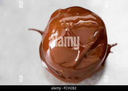 Un favori de Noël, des boules de chocolat au beurre d'arachide. Un mélange de beurre d'arachide, les noix, le sucre et d'autres substance douce et Banque D'Images