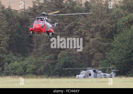 XZ578, un Sea King de la Marine royale HU5 de HMS Gannet quitte East Fortune après l'exécution à Scotland's National Meeting aérien. Banque D'Images