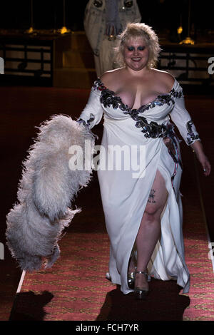 NEW YORK, NY - 17 SEPTEMBRE : Musicien Beth Ditto promenades la piste pendant la Marc Jacobs Printemps/Été 2016 Fashion show au Ziegfeld Theatre le 17 septembre 2015 à New York. Banque D'Images