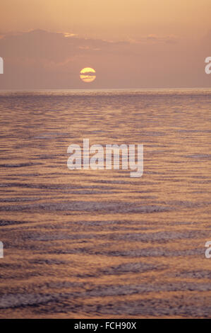 République des Palaos, Coucher de soleil en mer, l'océan calme, la couleur sur l'eau Banque D'Images