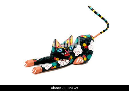 Figurine chat sculpté mexicaine ,très stylisé et coloré, cut-out sur un fond blanc Banque D'Images