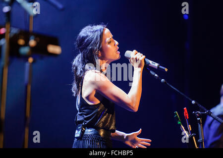 Liverpool, Royaume-Uni. 22 janvier 2016. Andrea Corr du groupe irlandais The Corrs, effectuée pendant leur visite à la lumière blanche, Liverpool Echo Arena. &Acirc ;&copier ; Paul Warburton/Alamy Live News Banque D'Images