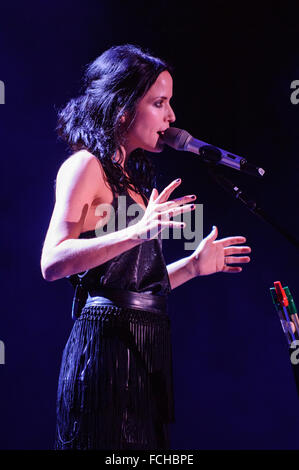 Liverpool, Royaume-Uni. 22 janvier 2016. Andrea Corr du groupe irlandais The Corrs, effectuée pendant leur visite à la lumière blanche, Liverpool Echo Arena. &Acirc ;&copier ; Paul Warburton/Alamy Live News Banque D'Images