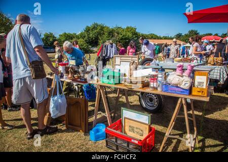ILLUSTRATION DU MARCHÉ Les produits de seconde main, BRETIGNOLLES SUR MER, (85) Vendée, PAYS DE LA LOIRE, FRANCE Banque D'Images