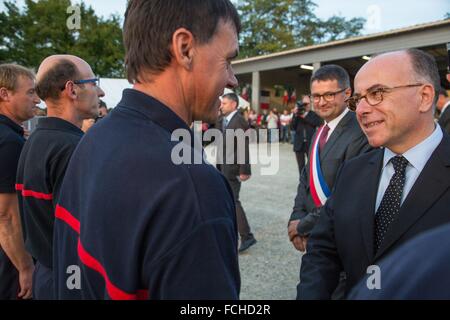 BERNARD CAZENEUVE, MINISTRE DE L'INTÉRIEUR, AU CENTRE DE SERVICES D'URGENCE DE LAMONTJOIE Banque D'Images