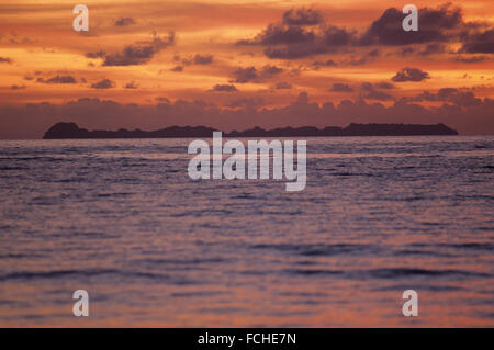 Coucher du soleil dans la République des Palaos, un pays insulaire dans l'ouest de la chaîne des îles Caroline, l'Océan Pacifique Banque D'Images