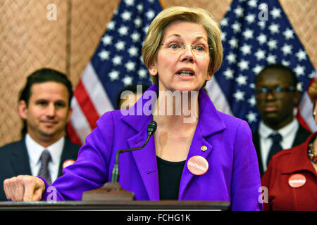 Le sénateur américain Elizabeth Warren commentaires sur les nouvelles lois sur l'abordabilité du collège démocratique appelé dans le rouge au cours d'une conférence de presse sur la colline du Capitole, le 21 janvier 2016 à Washington, DC. Banque D'Images