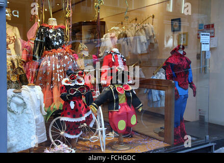 Fancy Dress Costumes dans une vitrine Banque D'Images