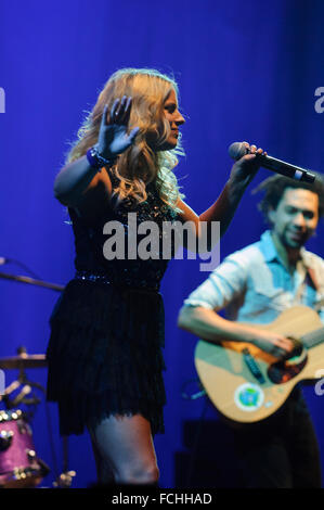 Liverpool, Royaume-Uni. 22 janvier 2016. Pays duo, les Shires, procédez comme un soutien à la lumière blanche Corrs durant leur visite à l'Echo Arena, Liverpool. © Paul Warburton/Alamy Live News Banque D'Images