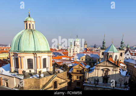 Tours et toits de la vieille ville de Prague, le dôme de St. François d'Assise, République tchèque Banque D'Images