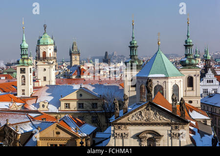Prague ville de cent flèches, tours et toits de la vieille ville, St. Église Salvator et Clementinum, Prague, République tchèque Banque D'Images