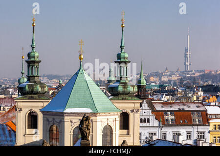 Tours et toits de la vieille ville, Saint Salvator Church, Prague, République Tchèque Banque D'Images