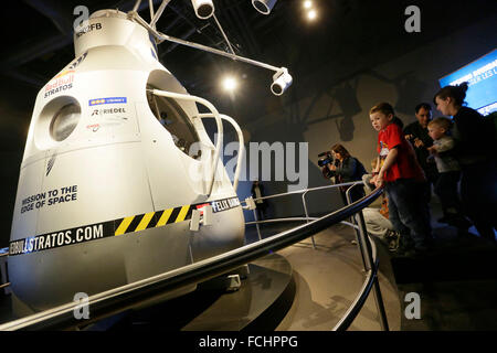 Vancouver. 14Th Oct, 2012. La capsule pressurisée utilisée lors de la mission Red Bull Stratos par parachutiste autrichien Felix Baumgartner en 2012 pour son record jump s'affiche lors du Red Bull Stratos exposition au Science World de Vancouver, Canada, janvier, 22, 2016. Le 14 octobre 2012, Baumgartner a fait un nombre record de chute libre d'une capsule 24 milles (38 400 mètres) au-dessus de Roswell au Nouveau Mexique, aux États-Unis, devenant ainsi le premier parachutiste à briser le mur du son. © Liang Sen/Xinhua/Alamy Live News Banque D'Images