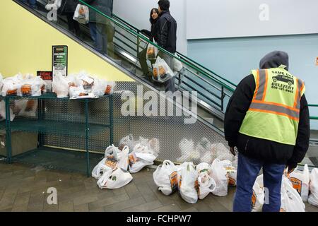 New York, USA. 22 janvier, 2016. Les résidents des réserves de première nécessité dans un supermarché à Manhattan de New York, aux États-Unis, le 22 janvier 2016. Blizzard avertissements ont été émis tôt le vendredi pour tous de la ville de New York, Long Island, et de grandes étendues de New Jersey à partir de samedi matin jusqu'au dimanche après-midi. Credit : Muzi Li/Xinhua/Alamy Live News Banque D'Images