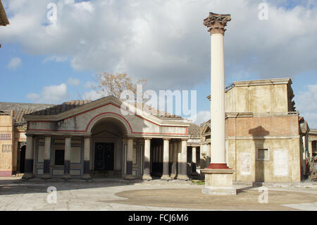 Rome, Italie. 13 Jan, 2016. Le plateau de tournage avec bâtiments de la Rome antique, construit pour la série TV "Rome", produite par HBO, la BBC et la RAI, à la Cinecittà Film complexe de studios à Rome, Italie, 13 janvier 2016. PHOTO : CAROLA FRENTZEN/DPA/Alamy Live News Banque D'Images