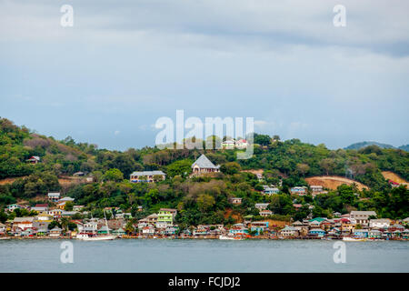 Paysage de la ville côtière de Labuan Bajo à l'extrémité ouest de l'île Flores, administrativement à l'ouest Manggarai, est Nusa Tenggara, Indonésie. Banque D'Images