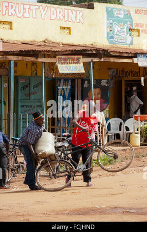 Ougandais le transport des marchandises sur les bicyclettes, Busia, Ouganda. Banque D'Images