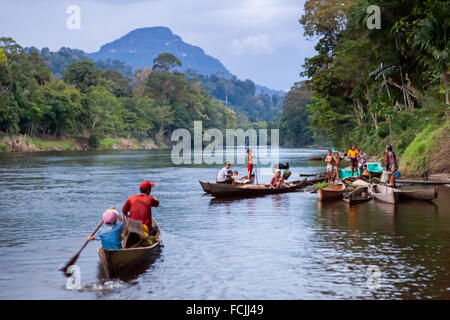 Personnes voyageant en bateau sur la rivière Manday à Nanga Raun, un village isolé situé à Kalis, Kapuas Hulu, Kalimantan occidental, Indonésie. Banque D'Images