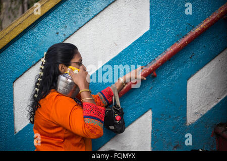 Kuala Lumpur, Malaisie, les grottes de Batu. 23 Jan, 2016. Une femme monte les escaliers en direction de l'immense sanctuaire hindou à l'intérieur de la grotte comme il est porteur d'un pot de lait comme une offrande aux dieux. Pour marquer ce jour, les Hindous dévots pierce différentes partie de son corps avec divers groupes des brochettes et faire des pots de lait sur leurs têtes le long de deux kilomètres pour célébrer l'honneur de Lord Subramaniam (Lord Murugan) dans les grottes de Batu, l'un des plus populaires de culte en dehors de l'Inde et le point focal pour célébrer le Festival de Thaipusam en Malaisie. Credit : ZUMA Press, Inc./Alamy Live News Banque D'Images