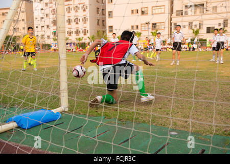 Shanghai, Chine - 19 mars les enfants jouent à un jeu de soccer amical le 19 mars 2015 à Shanghai, Chine. Banque D'Images