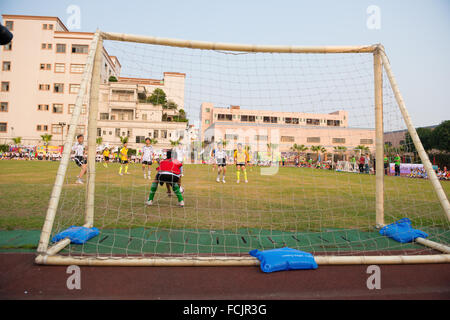 Shanghai, Chine - 19 mars les enfants jouent à un jeu de soccer amical le 19 mars 2015 à Shanghai, Chine. Banque D'Images