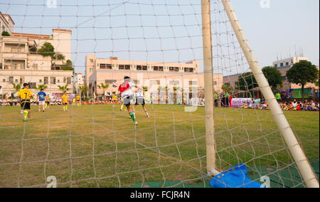 Shanghai, Chine - 19 mars les enfants jouent à un jeu de soccer amical le 19 mars 2015 à Shanghai, Chine. Banque D'Images