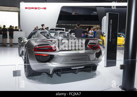 GUANGZHOU, CHINE - le 25 novembre : super voiture 918 Spyder de Porsche, présenté à la 12e exposition internationale de l'automobile de la Chine Banque D'Images