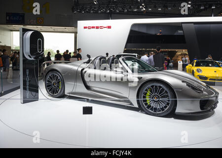 GUANGZHOU, CHINE - le 25 novembre : super voiture 918 Spyder de Porsche, présenté à la 12e exposition internationale de l'automobile de la Chine Banque D'Images