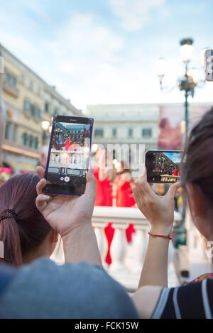Macao, Chine - le 25 juin 2015:Les gens qui regardent une émission en direct la prise de photos et vidéos de l'hôtel Venetian Macao, le 25 juin 2015. L Banque D'Images