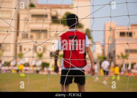 Shanghai, Chine - 19 mars les enfants jouent à un jeu de soccer amical le 19 mars 2015 à Shanghai, Chine. Banque D'Images