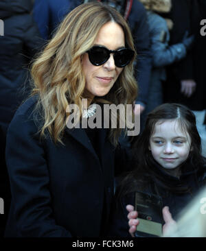 Montréal, Canada. 22 janvier, 2016. Julie Snyder arrivedto les funérailles de l'agent canadien des artistes René Angélil, le mari de la chanteuse Céline Dion, qui a eu lieu à la basilique Notre-Dame, Canada le 22 janvier 2016. photo : KADRI MOHAMED/IMAGESPIC imagespic Crédit :/Alamy Live News Banque D'Images