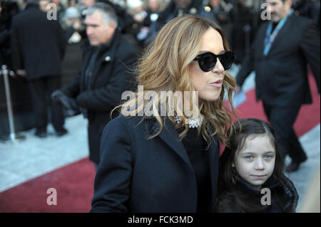 Montréal, Canada. 22 janvier, 2016. Julie Snyder arrivedto les funérailles de l'agent canadien des artistes René Angélil, le mari de la chanteuse Céline Dion, qui a eu lieu à la basilique Notre-Dame, Canada le 22 janvier 2016. photo : KADRI MOHAMED/IMAGESPIC imagespic Crédit :/Alamy Live News Banque D'Images