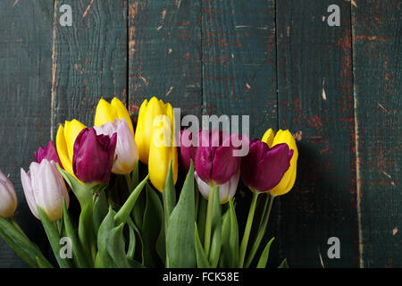 Bouquet de tulipes fraîches sur les anciennes cartes, fleurs Banque D'Images