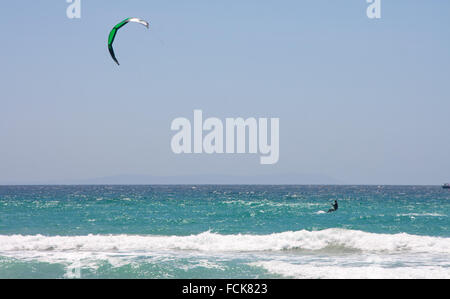 Sportsman kite surfer sur plage propre au jour de vent, Tarifa, Espagne Banque D'Images