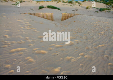 Clôtures en bois porte sur plage déserte Dunes à Tarifa, Espagne Banque D'Images