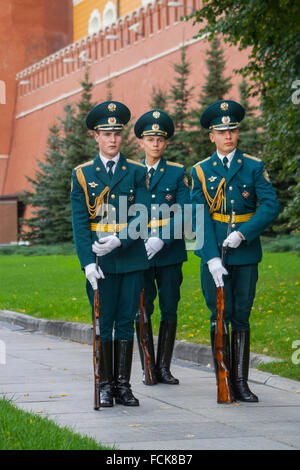 Changement de la garde sur la Tombe du Soldat inconnu par le mur du Kremlin Alexander en jardins, Moscou, Russie Banque D'Images