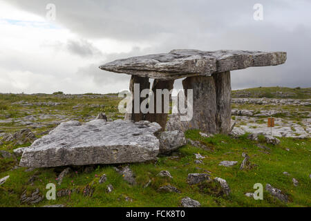 Dolmen de Poulnabrone dans le Burren, comté de Clare, Irlande. Datant de la période Néolithique Banque D'Images