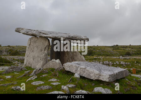 Dolmen de Poulnabrone dans le Burren, comté de Clare, Irlande. Datant de la période Néolithique Banque D'Images