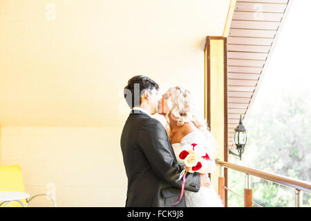 Quel beau couple amoureux qui s'embrassent sur la journée d'un mariage Banque D'Images