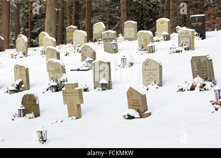 Ronneby, Suède - le 20 janvier 2016 : Bredakra cimetière à Ronneby. Voici quelques pierres tombales se tenir dans le paysage couvert de neige fermer Banque D'Images