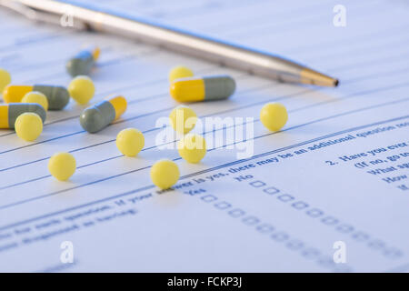 Stylo et certains médicaments sur le haut de forme de l'hôpital. Banque D'Images