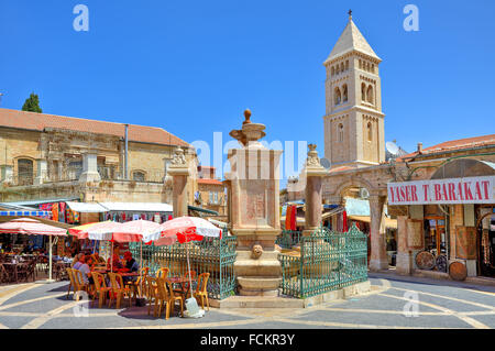 Au centre de la fontaine Muristan square en quartier chrétien de Jérusalem, Israël. Banque D'Images