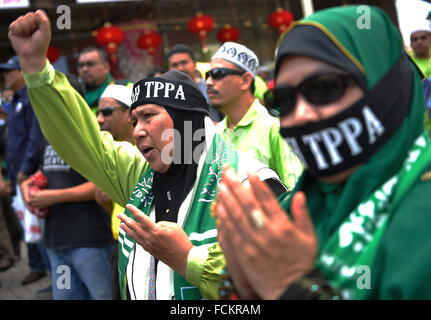 Kuala Lumpur, Malaisie. 23 Jan, 2016. Les activistes musulmans malaisiens crier au cours d'une manifestation condamnant l'Accord de partenariat transpacifique (TPPA) à Kuala Lumpur. Rasid Crédit : Mohd/Pacific Press/Alamy Live News Banque D'Images