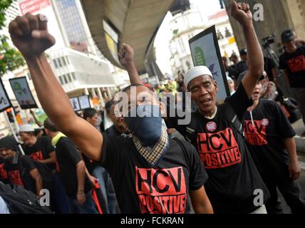 Kuala Lumpur, Malaisie. 23 Jan, 2016. Les activistes musulmans malaisiens crier au cours d'une manifestation condamnant l'Accord de partenariat transpacifique (TPPA) à Kuala Lumpur. Rasid Crédit : Mohd/Pacific Press/Alamy Live News Banque D'Images