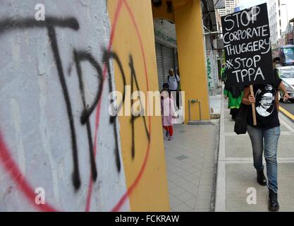 Kuala Lumpur, Malaisie. 23 Jan, 2016. Militants malaisiens tenir des pancartes au cours d'une manifestation condamnant l'Accord de partenariat transpacifique (TPPA) à Kuala Lumpur. Rasid Crédit : Mohd/Pacific Press/Alamy Live News Banque D'Images