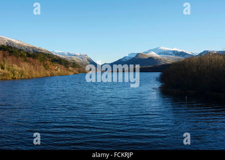 Llyn Padarn de Penllyn avec l'Glyderau et Snowdon en arrière-plan. Banque D'Images
