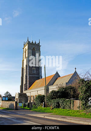 Une vue de l'église paroissiale de la Sainte Trinité et tous les Saints à Winterton, Norfolk, Angleterre, Royaume-Uni. Banque D'Images