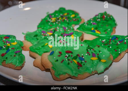 Les cookies en forme d'arbre de Noël. Banque D'Images