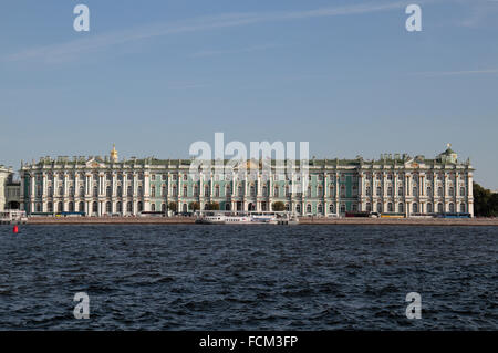 Afficher le long de la rivière historique sur la rivière Neva avant vers le Palais d'hiver à Saint-Pétersbourg, en Russie. Banque D'Images